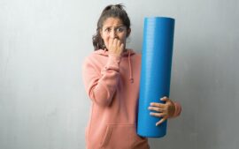10 things to know before your first yoga class first yoga class